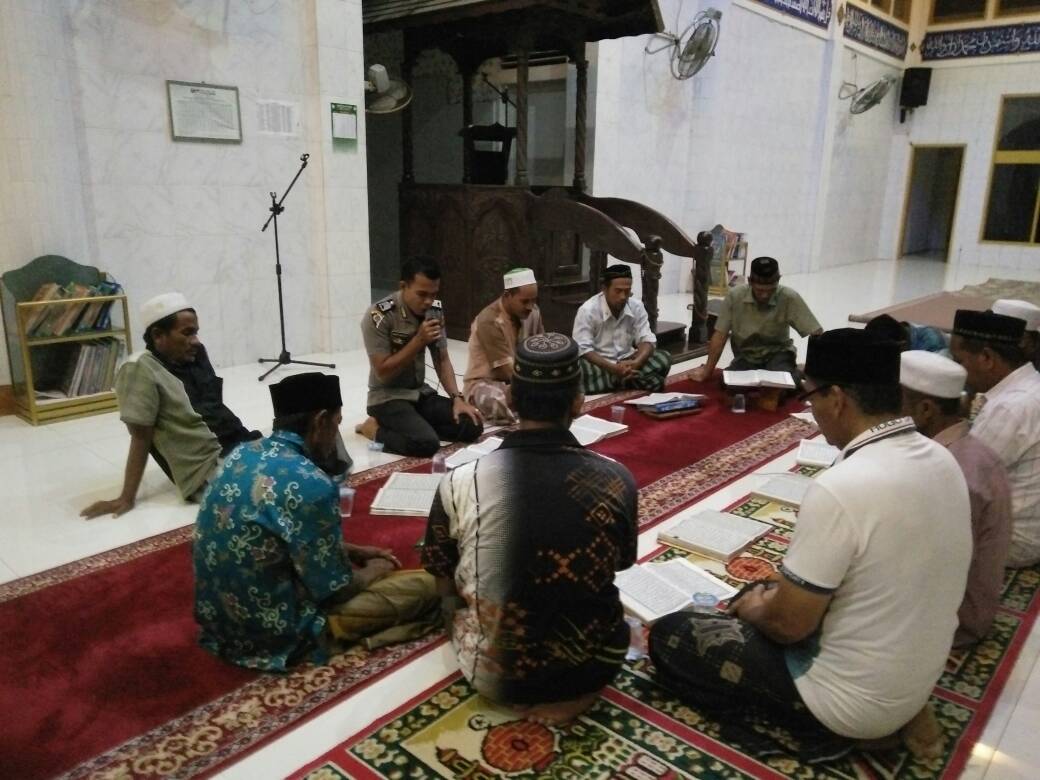 Hidupkan Malam Ramadhan, Polisi Di Aceh Utara Ini Tadarus Bareng Warga