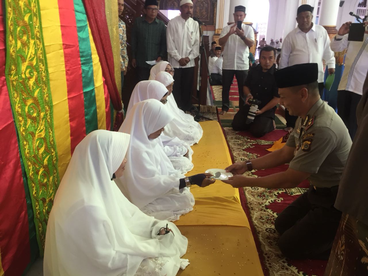 Wakapolres Hadiri Peusijuek Jamaah Calon Haji Asal Aceh Utara di Masjid Baiturrahim