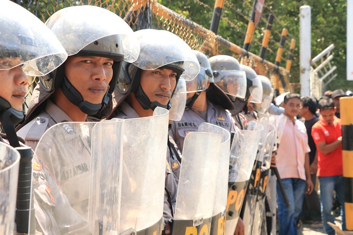 PHE di demo Lagi, Polres Aceh Utara Pasang Pagar Betis didepan Pintu Gerbang