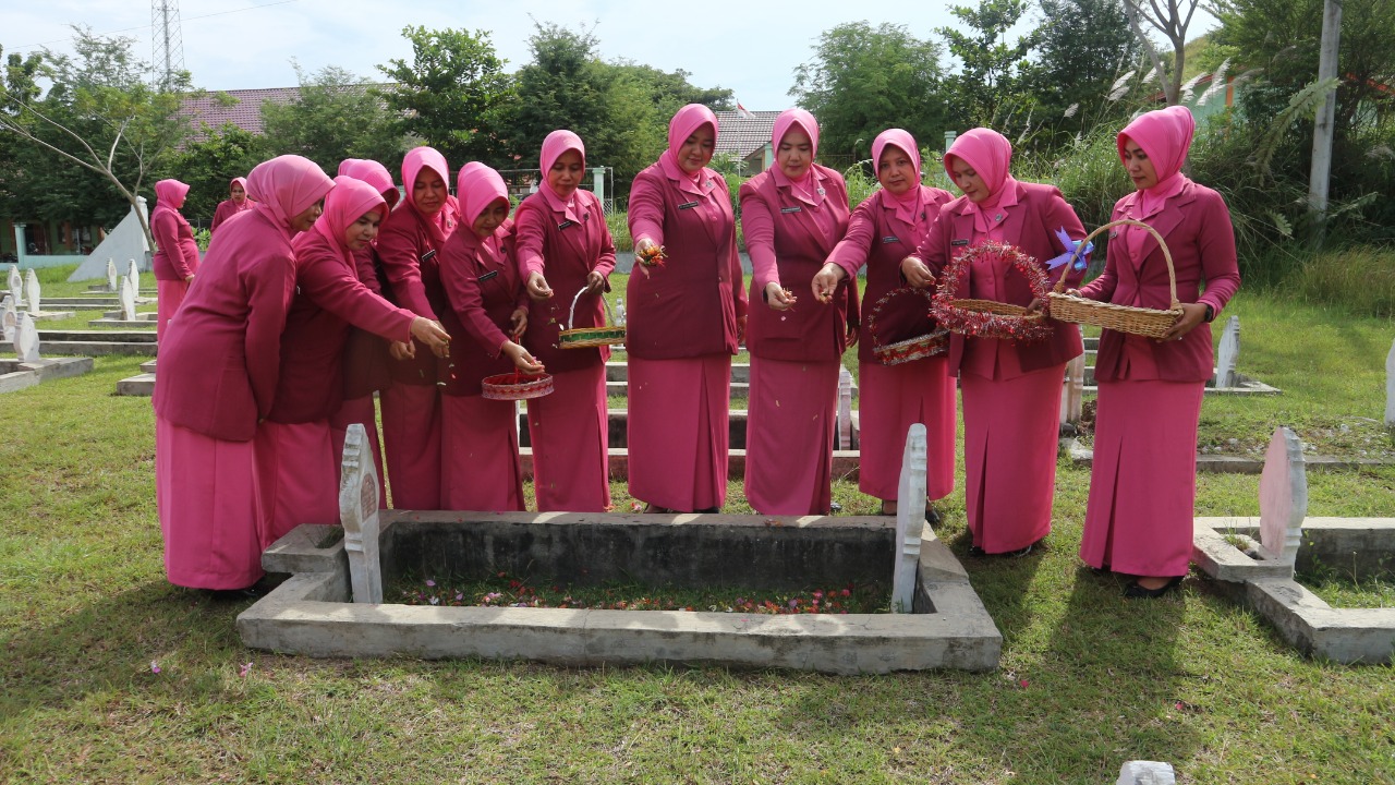 Peringati HKGB ke-67, Bhayangkari Aceh Utara Ziarah Makam Pahlawan