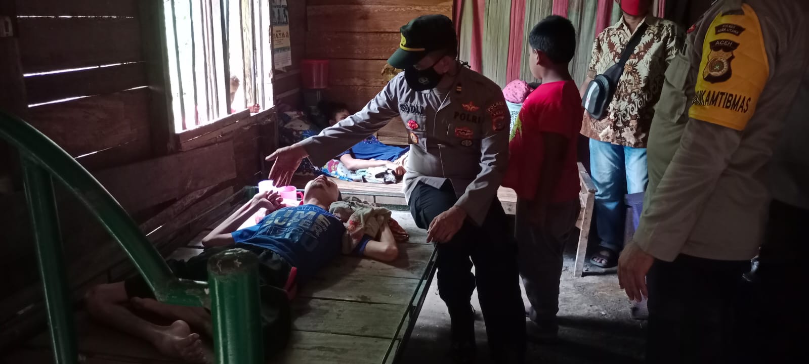 Polsek Baktiya Serahkan Sembako Kepada Masyarakat Kurang Mampu dan Penderita Lumpuh di Gampoeng Alue Bili Rayek