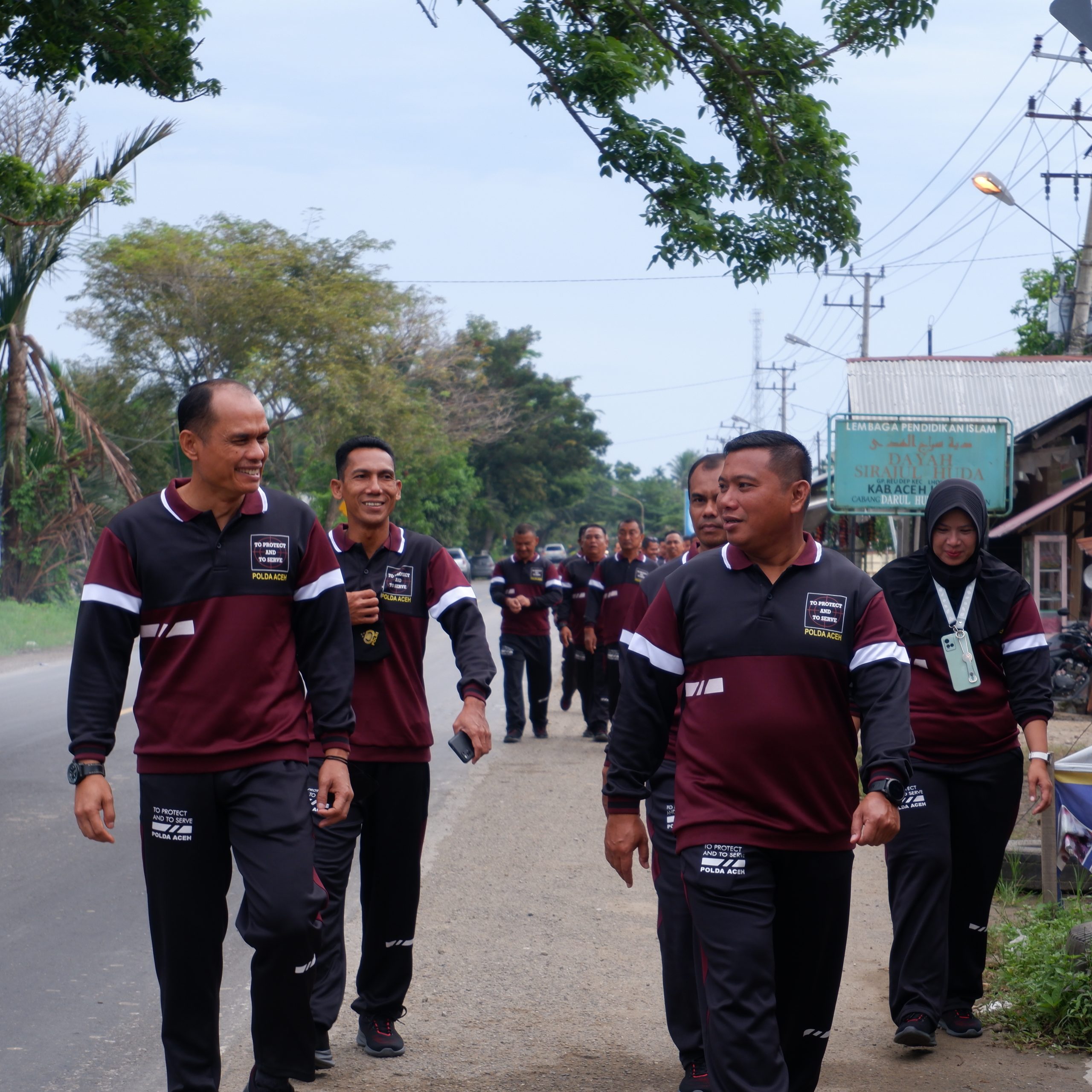 Kapolres Aceh Utara Pimpin Olah Raga Jalan Santai “Tingkatkan Kebugaran jasmani diiringi Warna Baru”