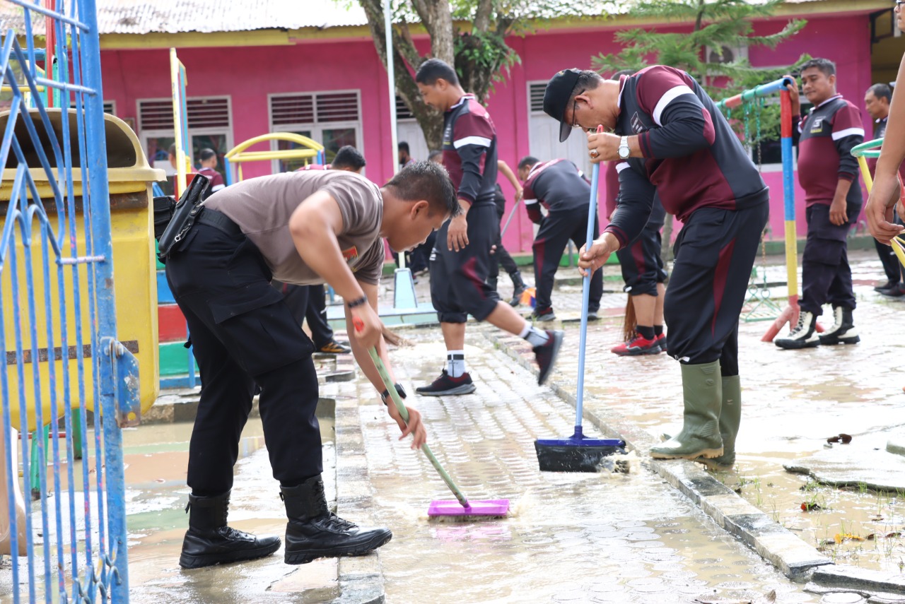 Gotong Royong Pasca Banjir, Polres Aceh Utara Bersihkan Sejumlah Tempat