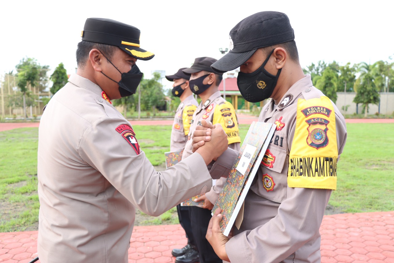 Terbaik Dalam Program Ketahanan Pangan, Kapolres Aceh Utara Beri Piagam Penghargaan Kepada 3 Personel Bhabinkamtibmas
