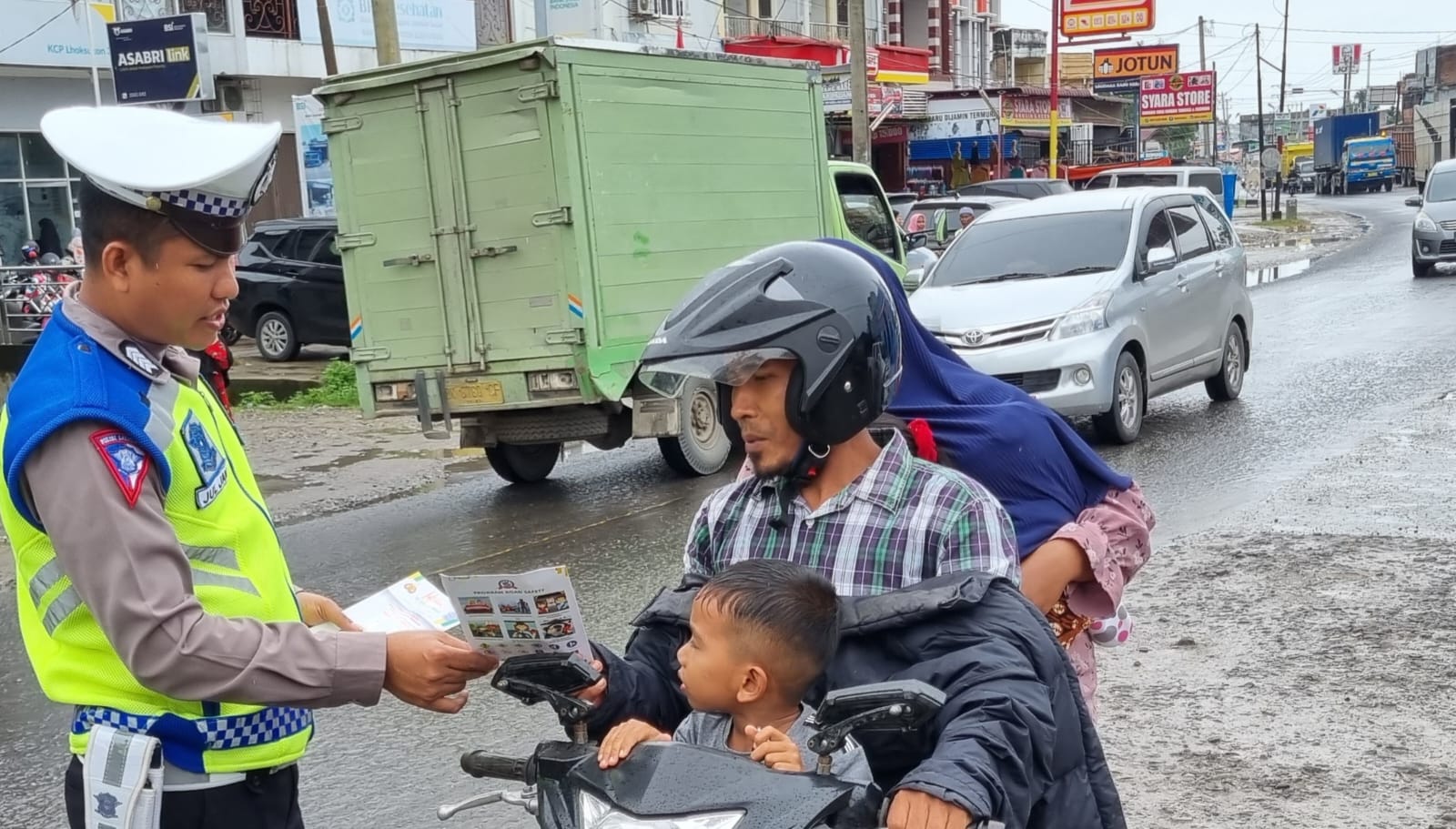 Sat Lantas Polres Aceh Utara Membagikan brosur dan Sosialisasi Kepada Pengguna Jalan