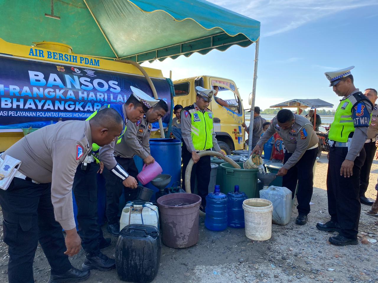Satlantas Polres Aceh Utara Salurkan Bantuan Air Bersih ke Empat Desa Ini