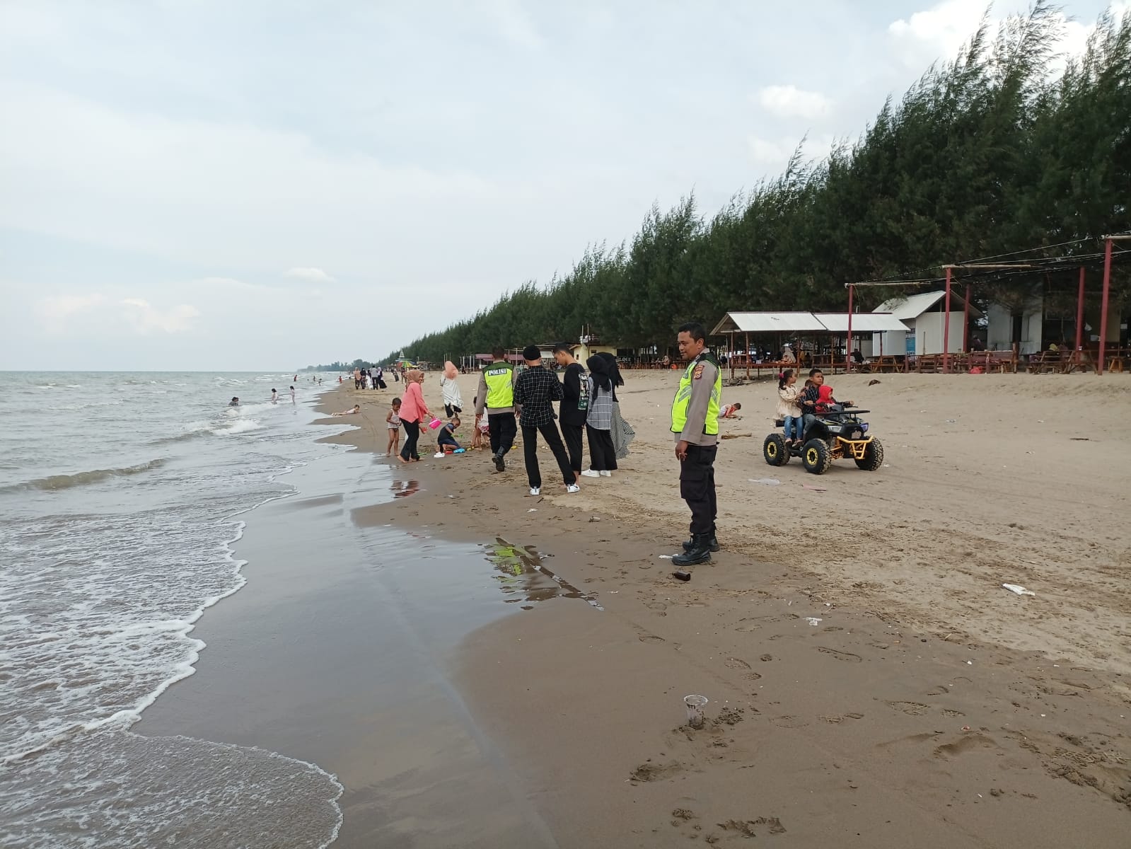Polsek Seunuddon Patroli di Pantai Wisata Bantayan Berikan Imbauan Penting